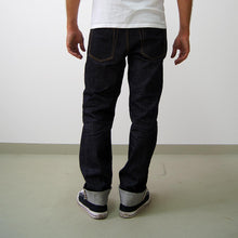 Lade das Bild in den Galerie-Viewer, MEN LOOSE FIT STRAIGHT - 13.5 OZ. DARK SELVAGE DENIM