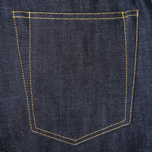 Lade das Bild in den Galerie-Viewer, Detailbild Gesäßtasche der Jeans mit verdeckten Nieten.