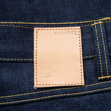 Lade das Bild in den Galerie-Viewer, Vegetable tanned leather patch, pflanzlich gegerbtes Lederpatch der Raw Selvedge Denim Jeans mit Seriennummer. Handpunziert in Deutschland.