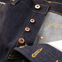 Lade das Bild in den Galerie-Viewer, Raw copper donut buttons und hidden rivets an raw selvedge denim jeans. Details.